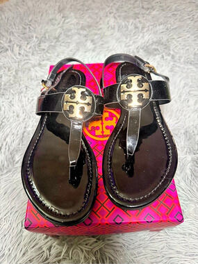 Tory Burch Claire Flat Thong Sandal Black Flat Thong Sandals US 7.5